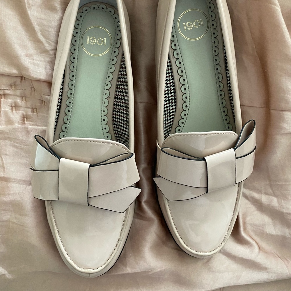 Brand new w sticker blush patent loafers
